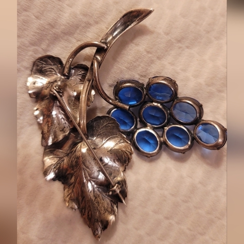 Vintage‎ Sterling Silver Brooch With Blue Glass Grapes - Picture 5 of 13